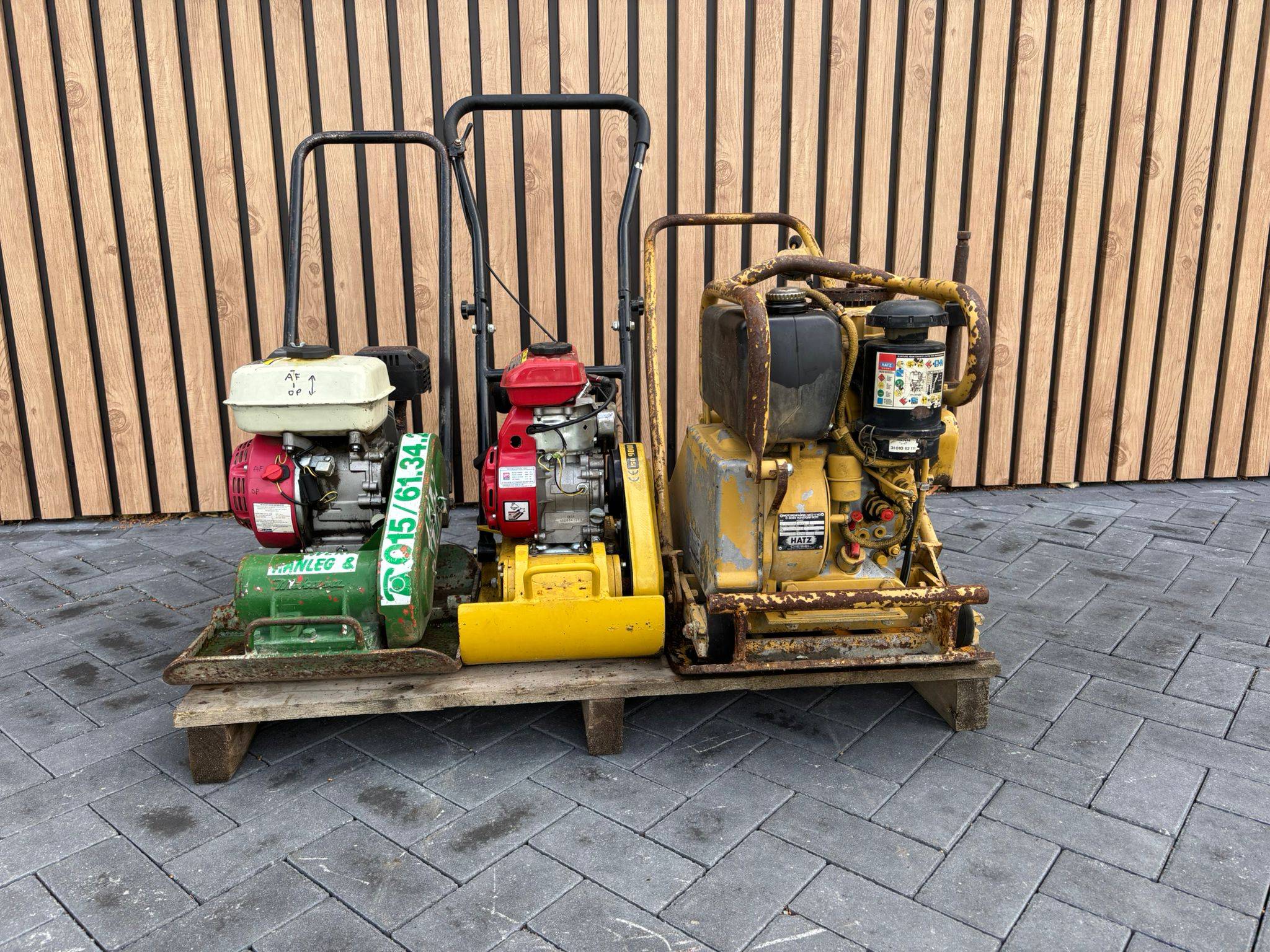Lot of Working Machines (Margin)