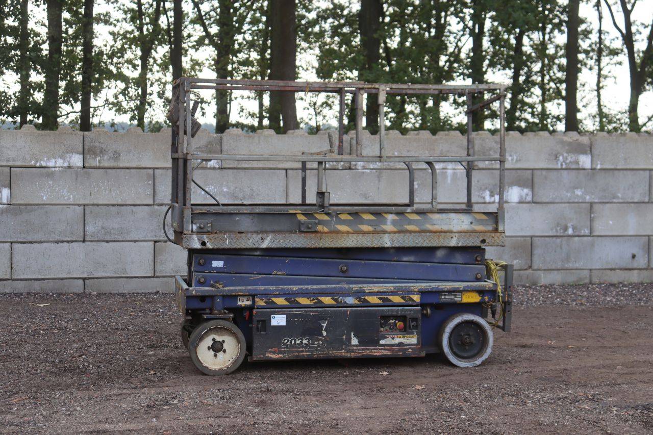 Piattaforma elevatrice a forbice JLG 2033E3 elettrica, 340 kg, 8 m, anno 2002