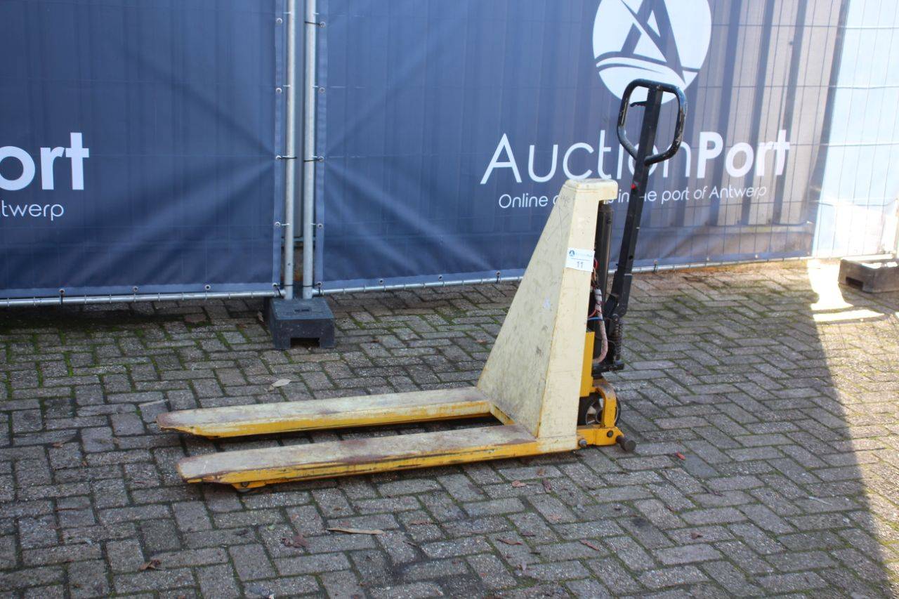 Electric pallet truck