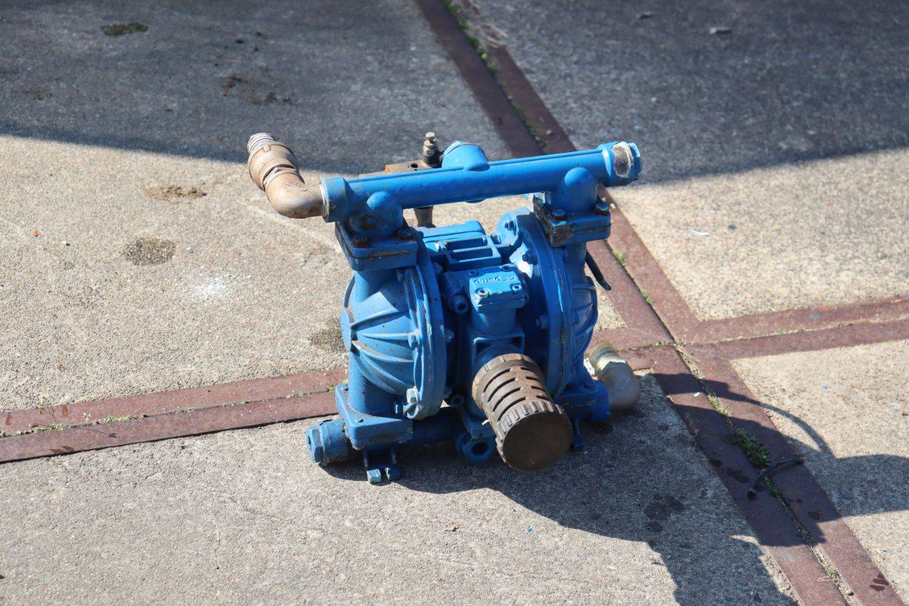 Self-priming pump