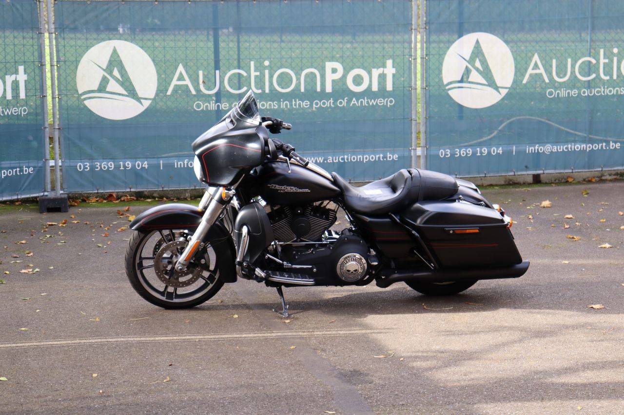 Harley-Davidson STREET GLIDE Motorrad Benzin 2015 (Marge)