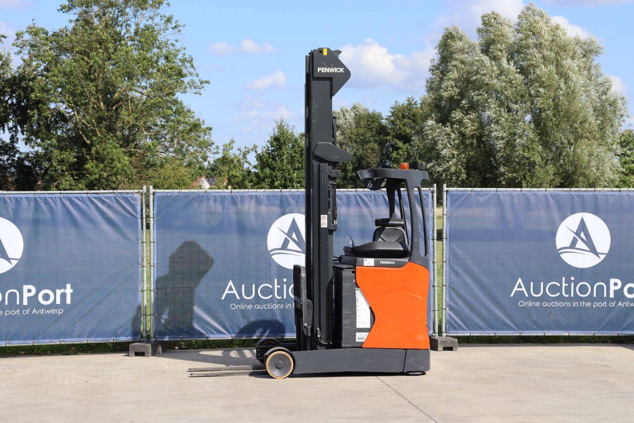 Carrello elevatore elettrico retrattile Fenwick-Linde R14-01, portata 1400 kg, altezza massima 8,1 m, anno di produzione 2020.