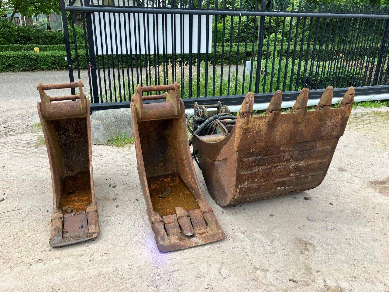 Engcon Tilt Rotator with 3 Buckets