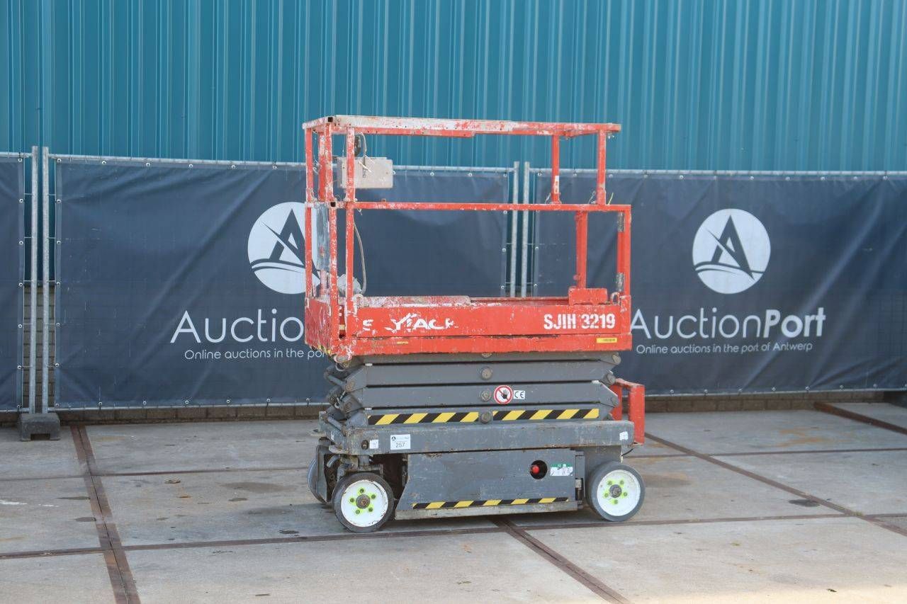 Piattaforma aerea elettrica a forbice Skyjack SJIII-3219, portata 227 kg, altezza 7,8 m, anno 2017.