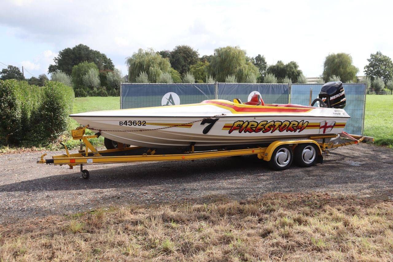 Bernico 21 Firestorm Benzin-Rennboot 300 PS mit Trailer