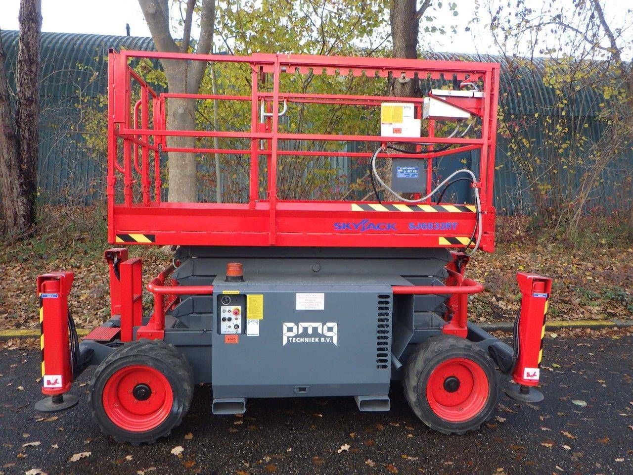Scissor lift SkyJack SJ6832RT Diesel 11.75m 2013