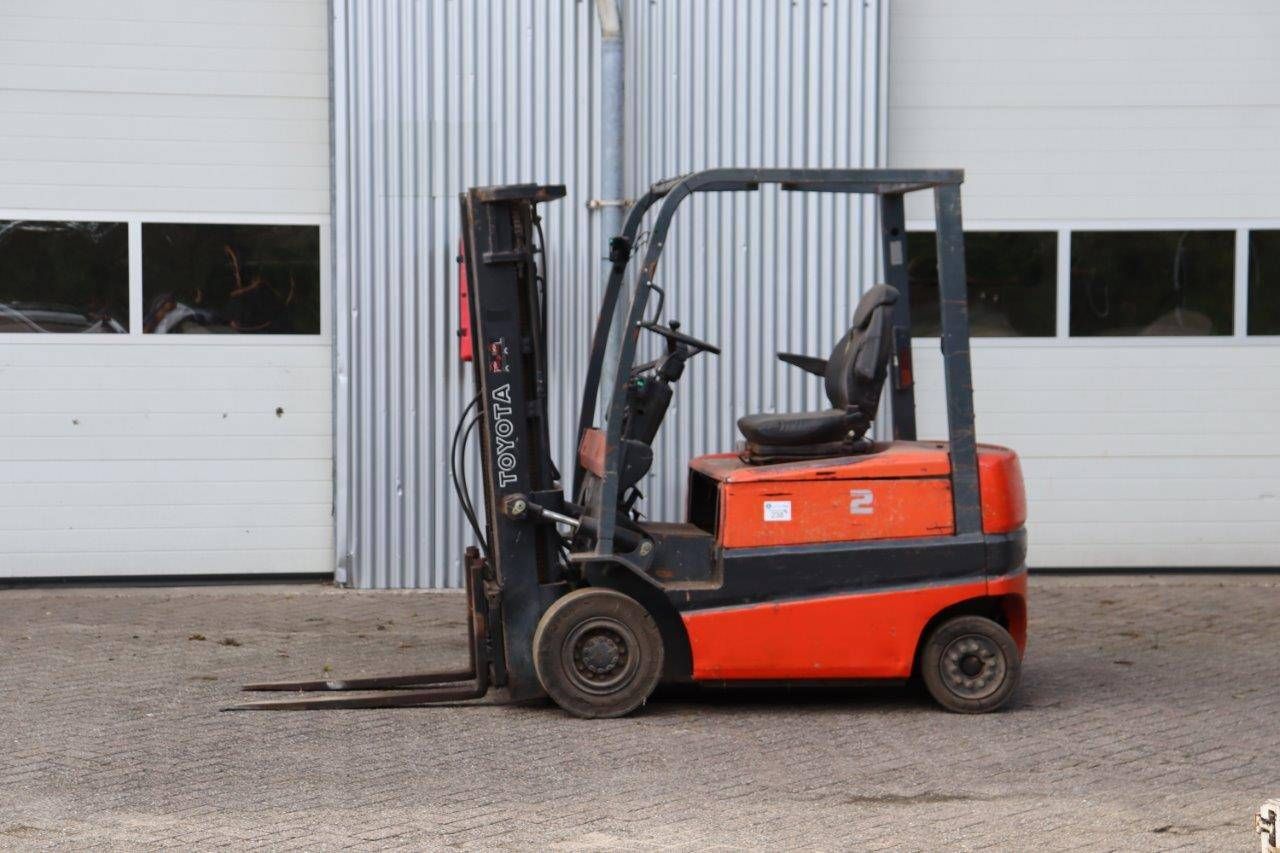 Carrello elevatore elettrico Toyota FBMF25, portata 1900 kg, altezza di sollevamento 4,7 m, anno di produzione 1998.
