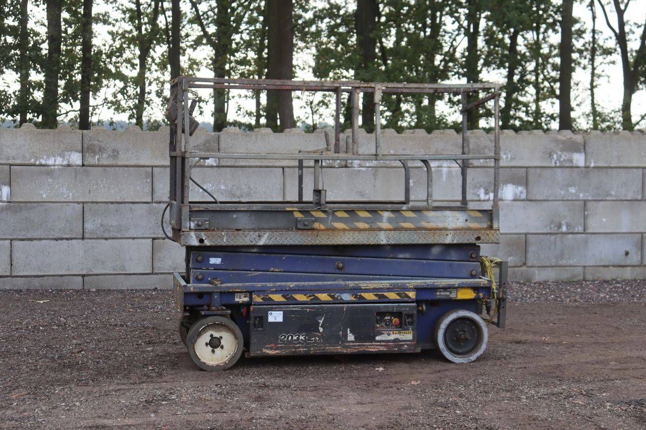 Piattaforma elevatrice a forbice JLG 2033E3 elettrica, 340 kg, 8 m, anno 2002