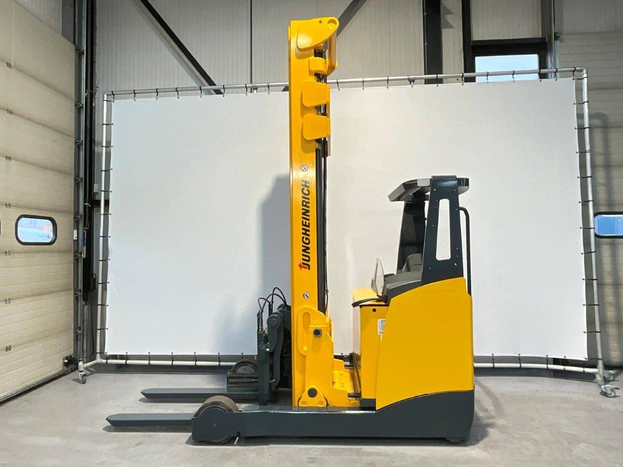 Reach truck Jungheinrich ETV325 Electric 2500kg 8.42m 2013