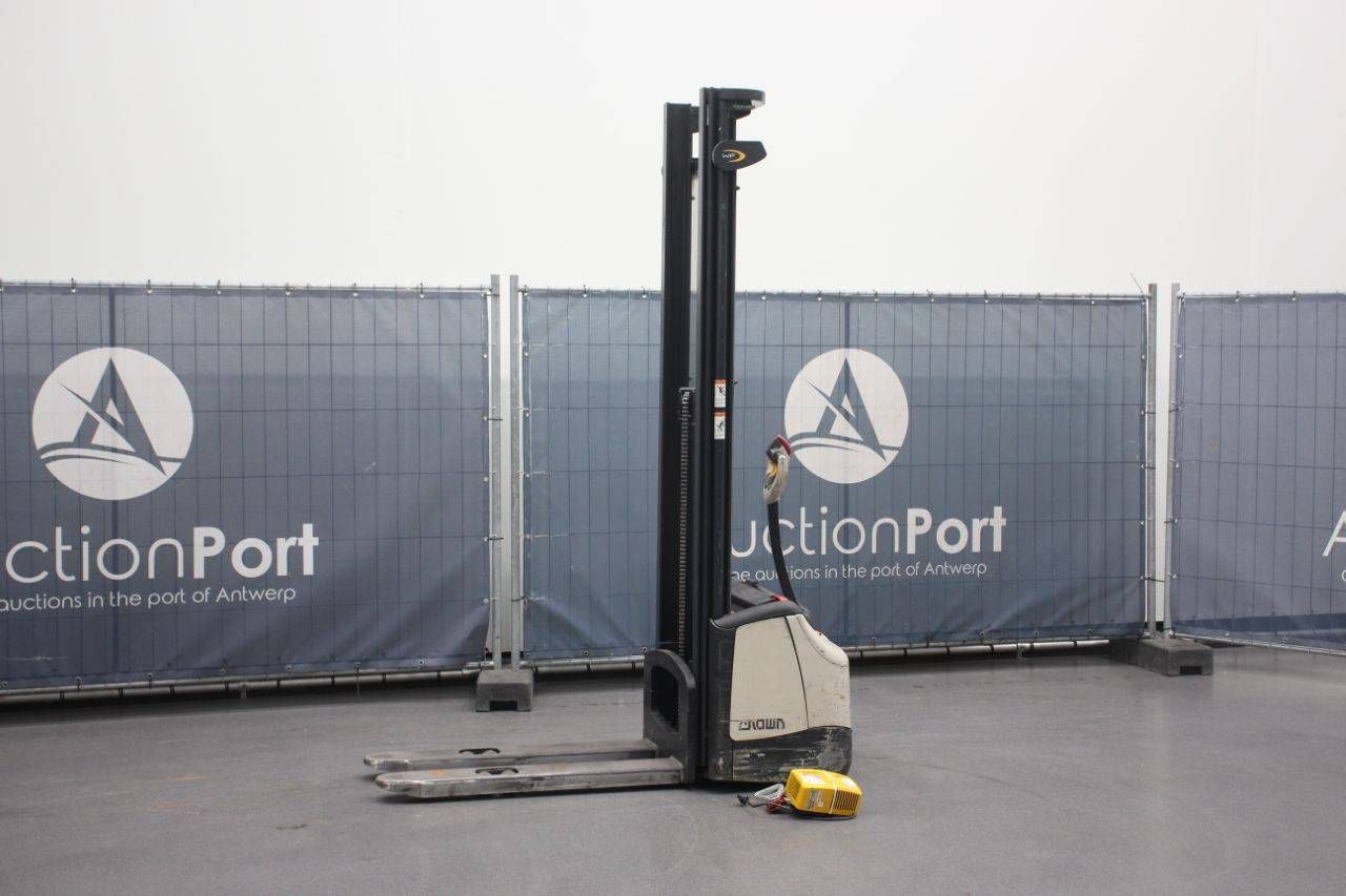 Crown WF 3000-1.2 TF Electric Stacker 2013
