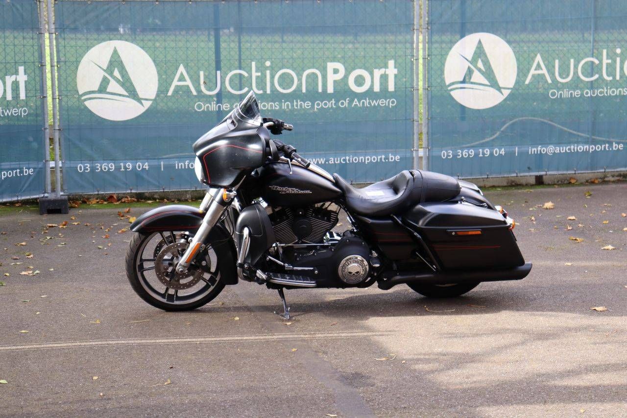 Harley-Davidson STREET GLIDE Motorrad Benzin 2015 (Marge)