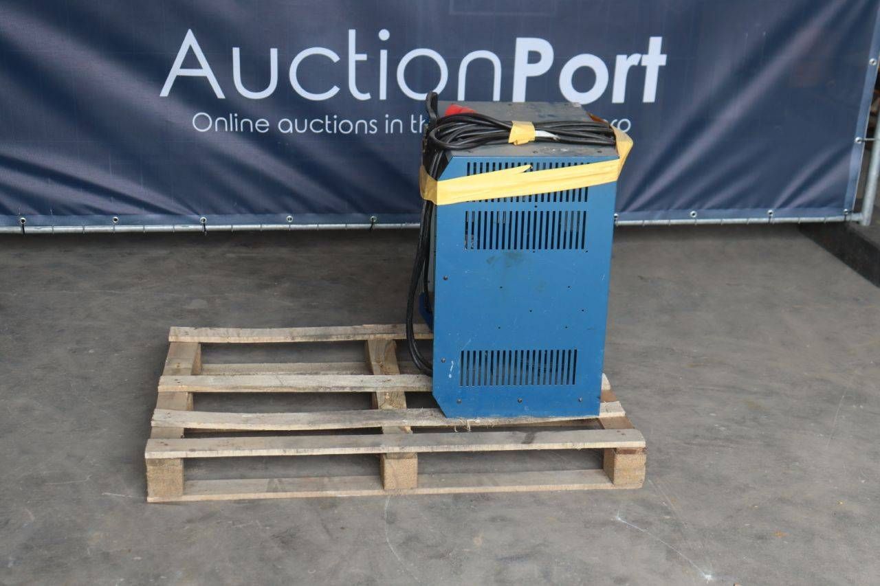 Cargador de baterías Lindig Intronic S de 24 V sobre palé