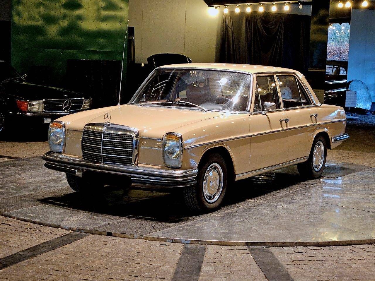 Mercedes-Benz 200 (W115) /8 Petrol 1973 (Margin)