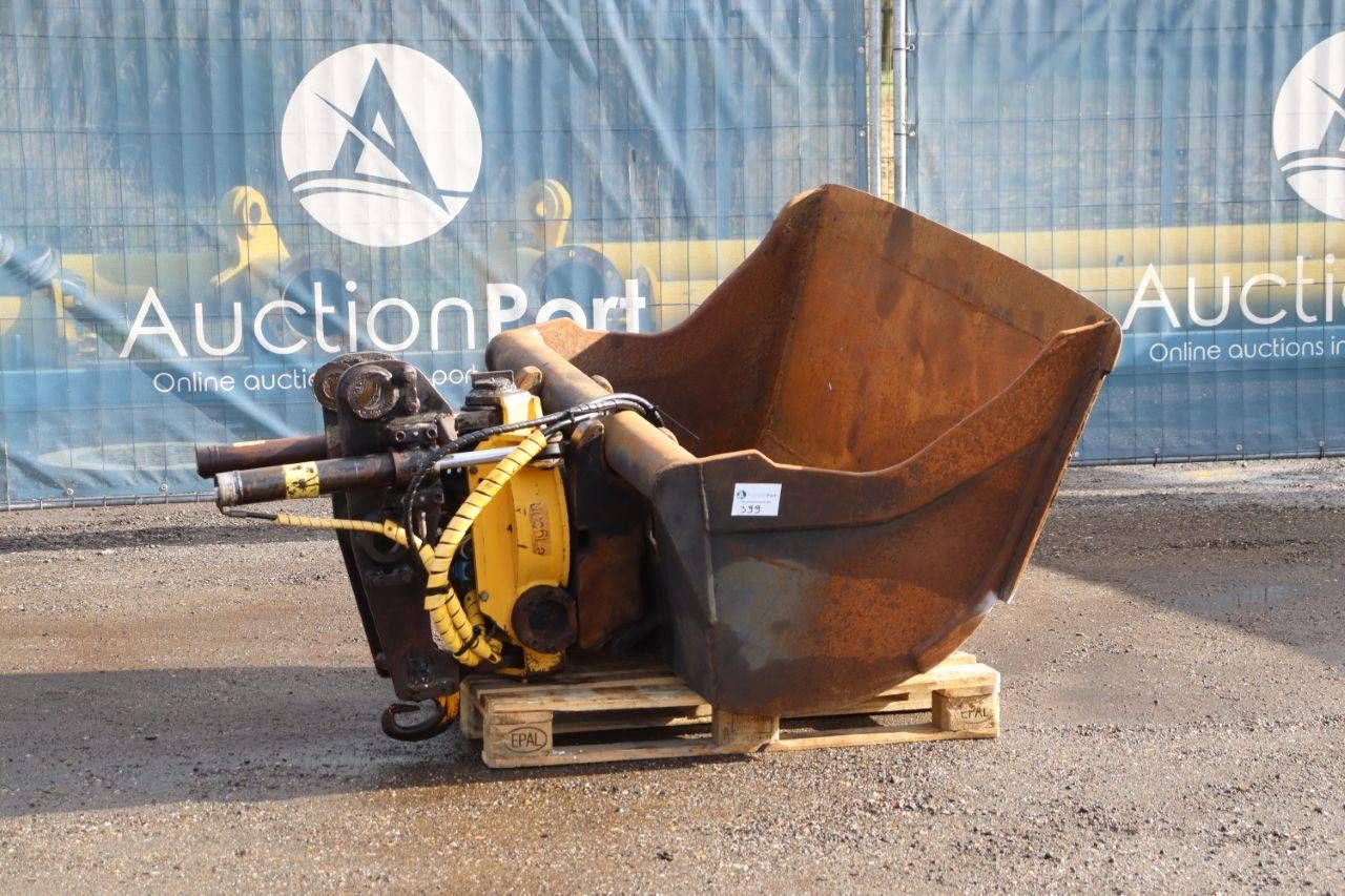 Engcon Tilter with digging bucket