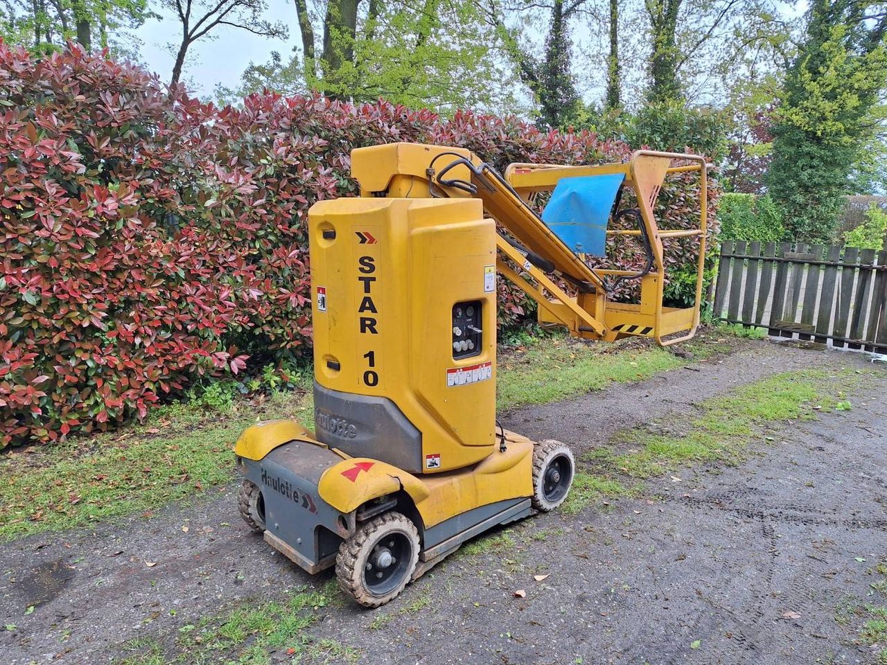 Mast lift Haulotte Star10 Electric 200kg 10m 2006 with built-in charger