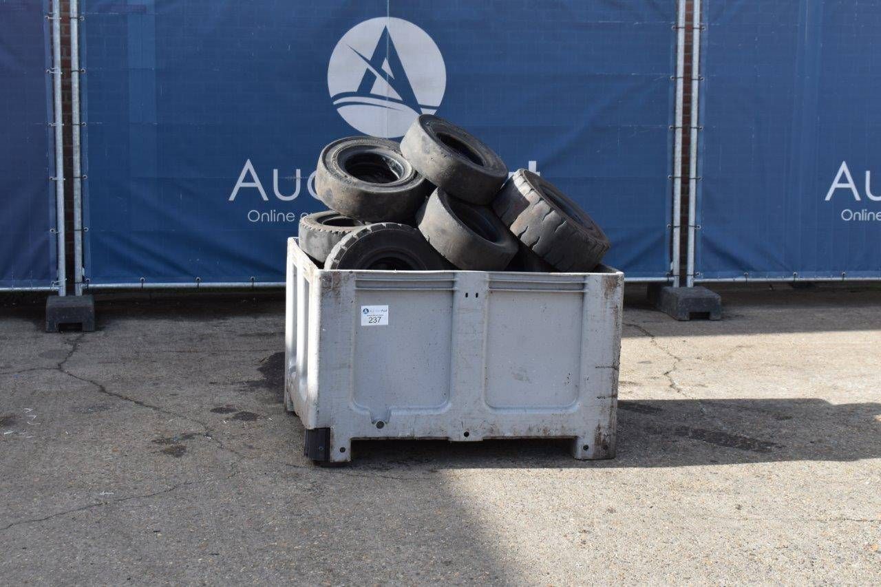 Batch of forklift tires 