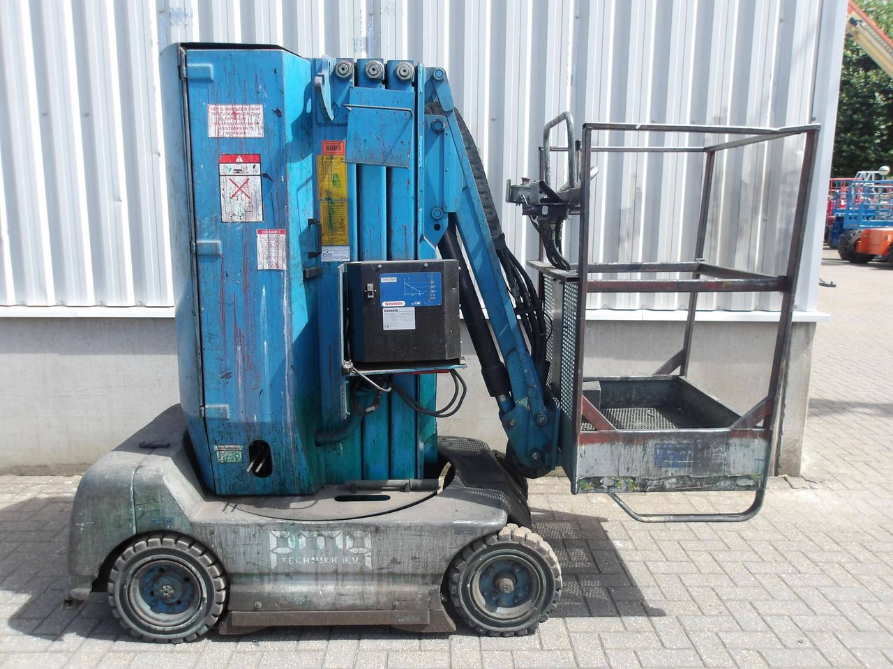 Toucan 860 8.60m Electric Mast Lift