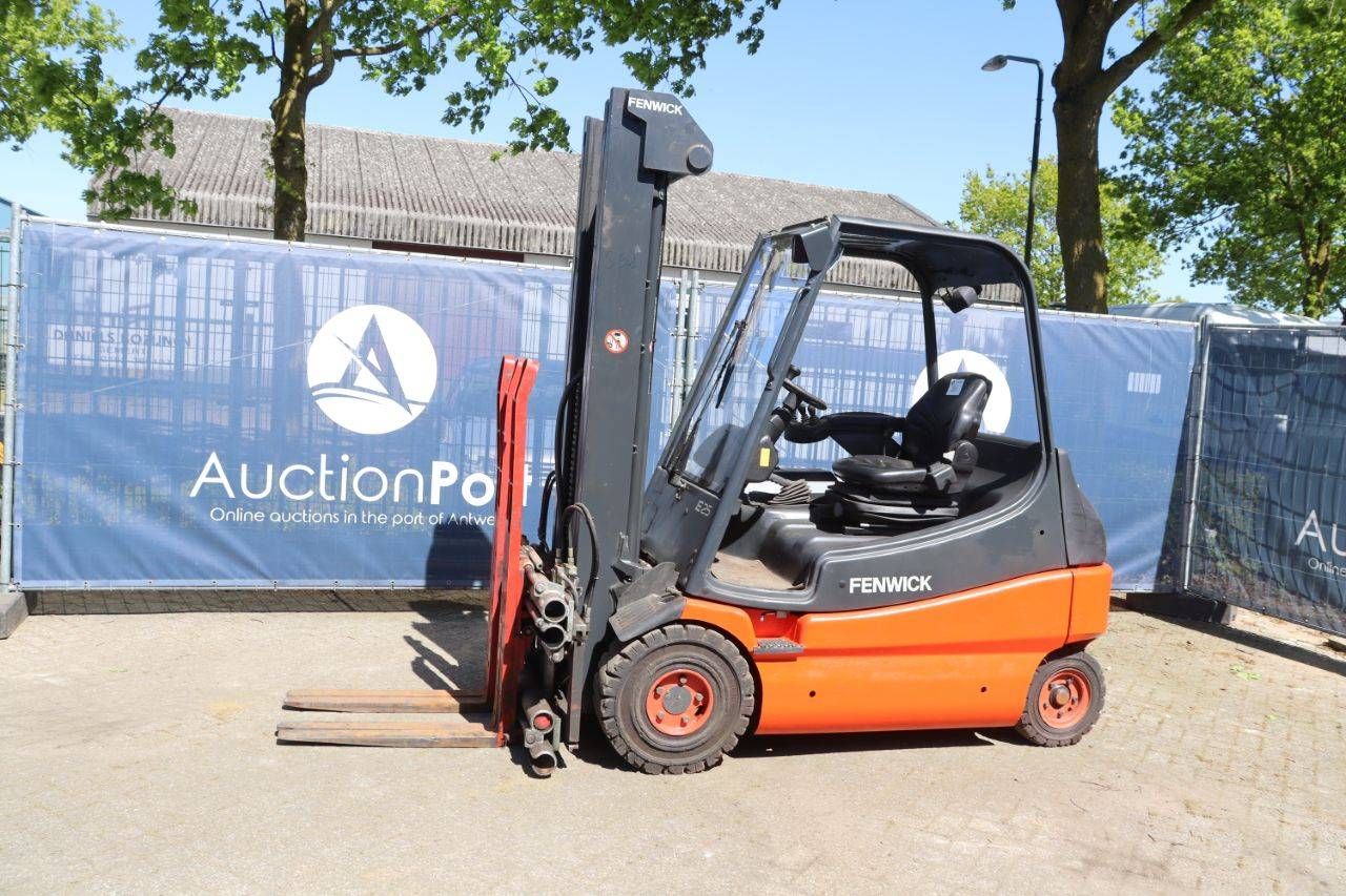 Carrello elevatore elettrico Linde E25-02, portata 2500 kg, altezza di sollevamento 5,3 m, anno 2011.
