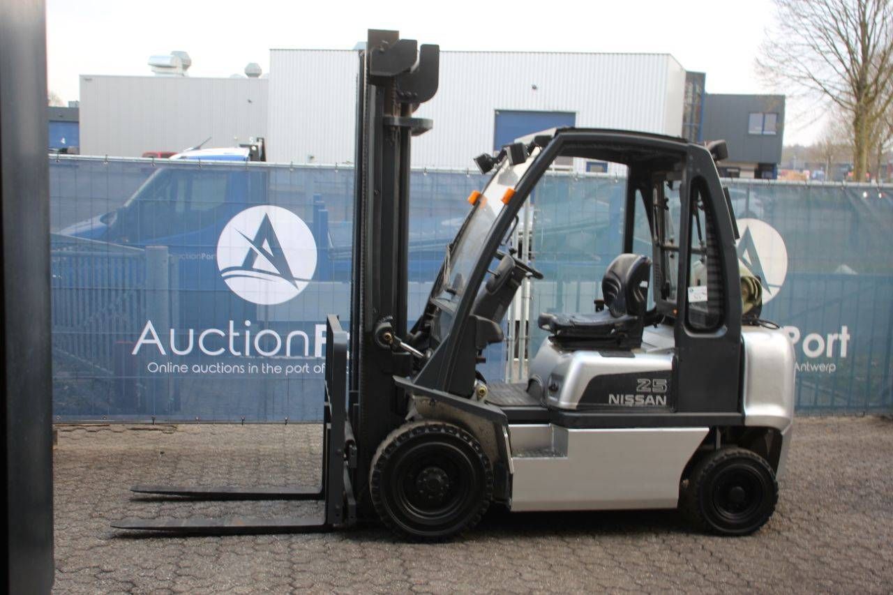 Forklift Nissan 25 LPG 2500kg