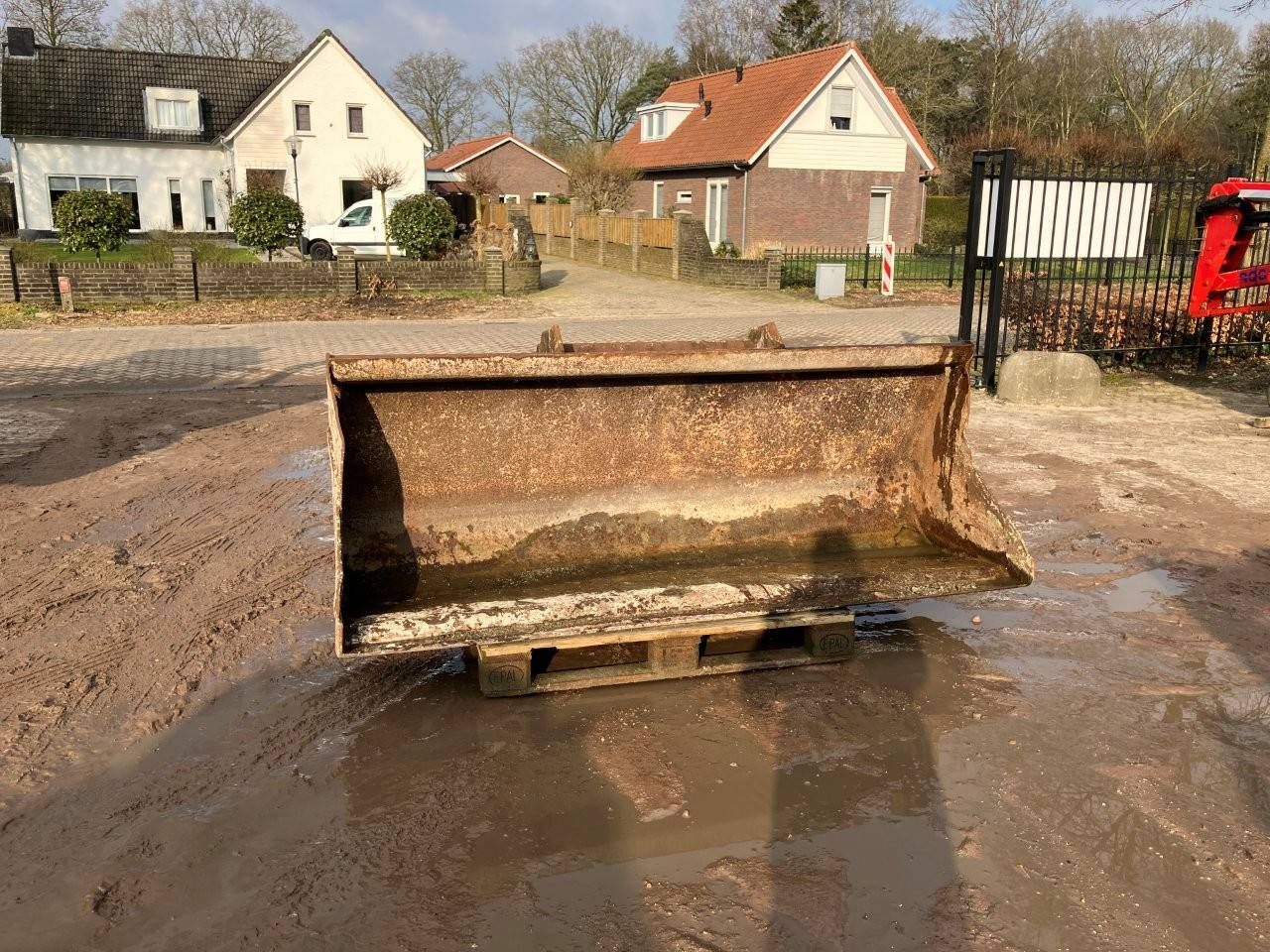 Ground bucket metal bucket attachment