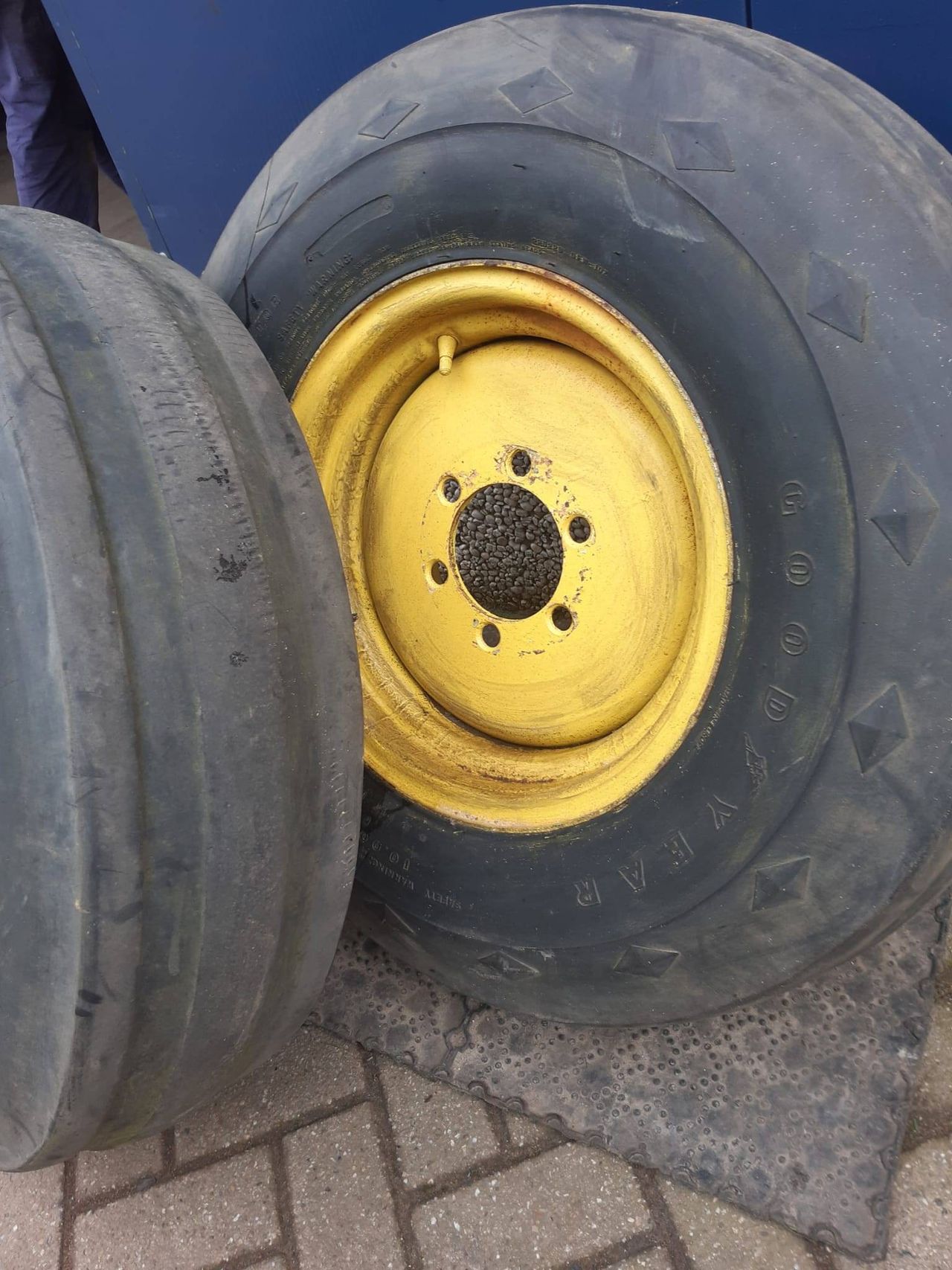 Front wheels John Deere 2 pieces 10.00 x 16
