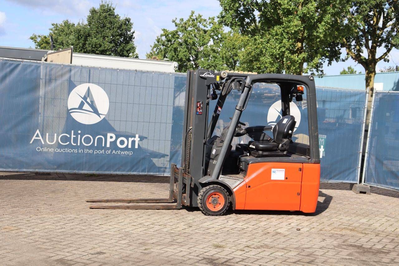 Carrello elevatore elettrico Linde E16-01, portata 1600 kg, altezza di sollevamento 4,0 m, anno 2011.