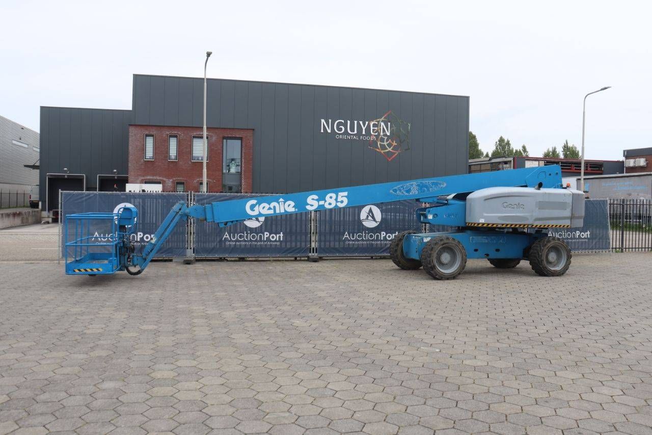Piattaforma aerea telescopica Genie S-85 Diesel da 28 m, anno 2013.