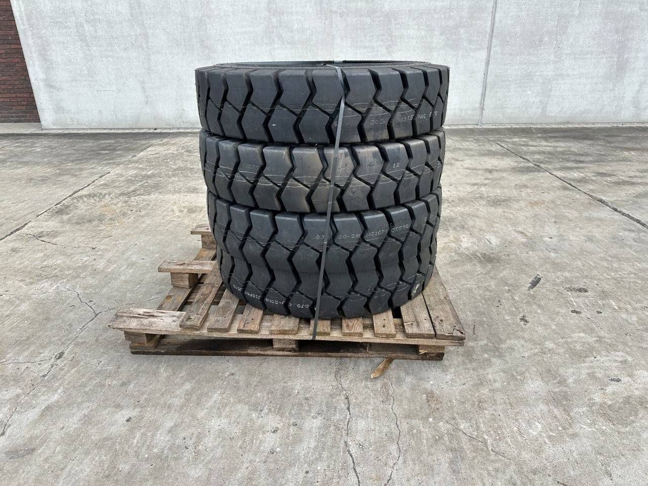 Crane tires Advance 9.00-20