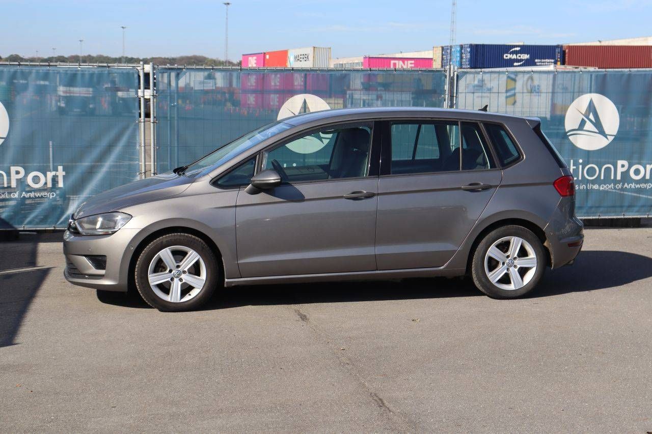 Passenger car Volkswagen Golf Petrol 110hp 2015 (Margin)