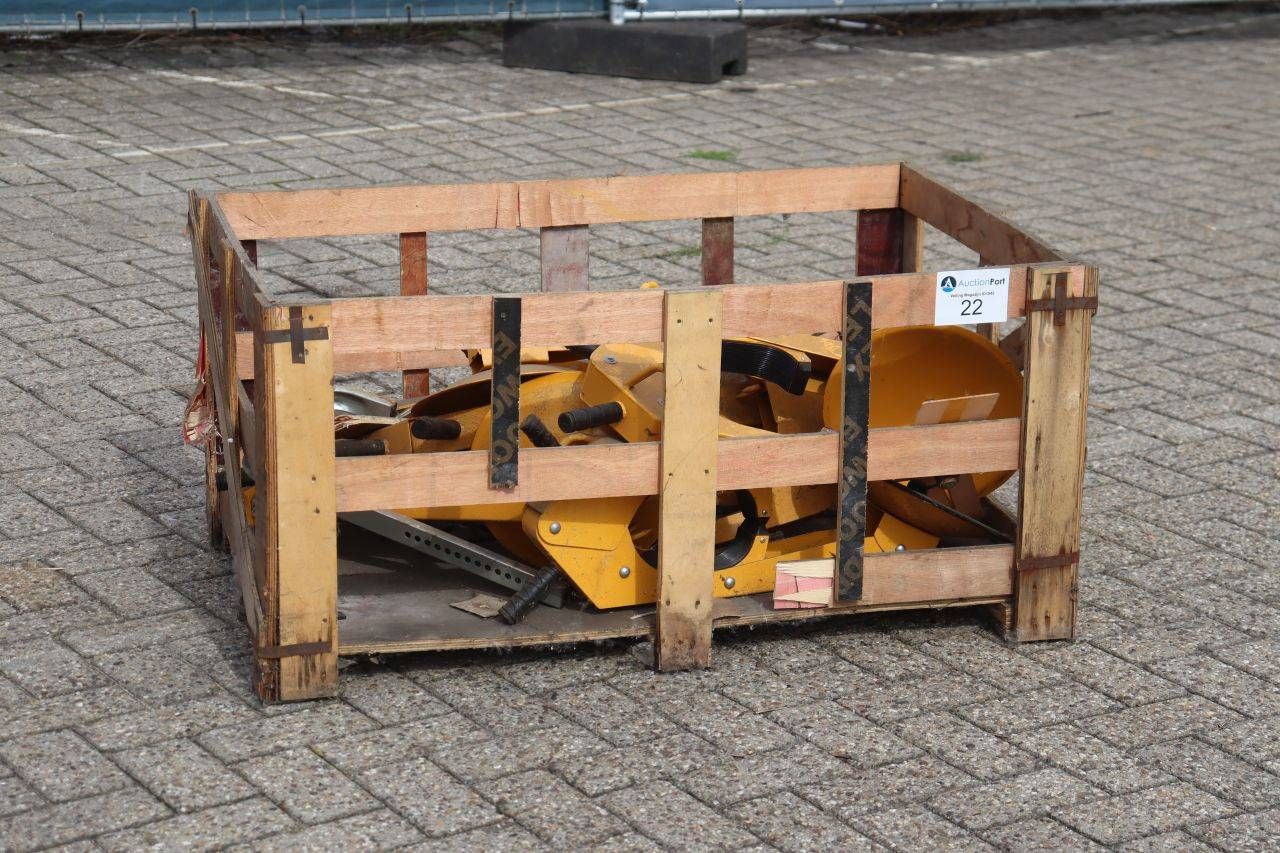 Lot of manual tire presses in transport crate