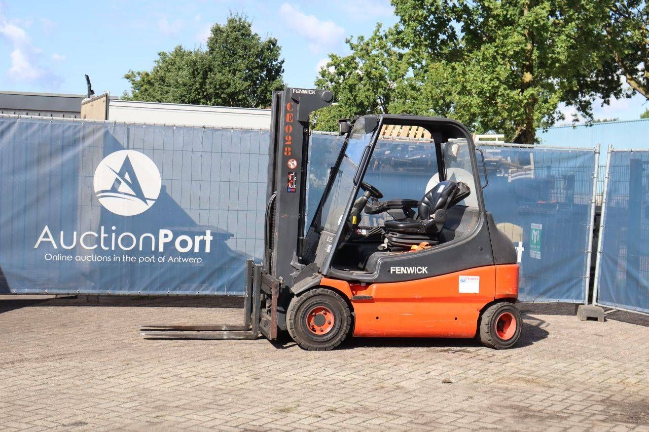 Carrello elevatore elettrico Fenwick E25-03, portata 2500 kg, altezza di sollevamento 4,8 m, anno 2011.
