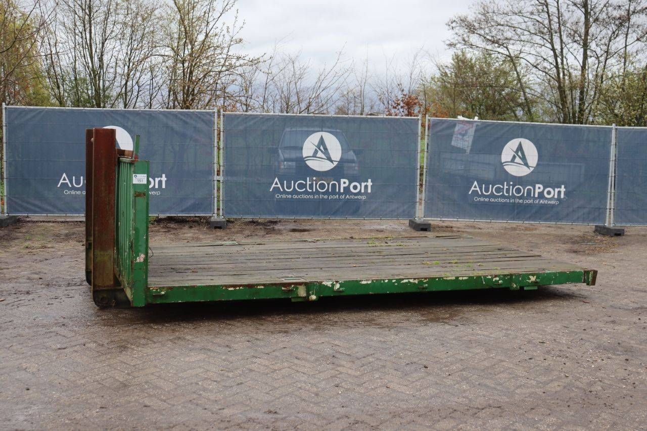 Loading platform with winch
