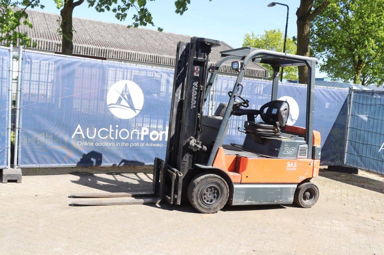 Carrello elevatore elettrico Toyota 7FBMF25, portata 2500 kg, altezza 5 m, anno 2005.