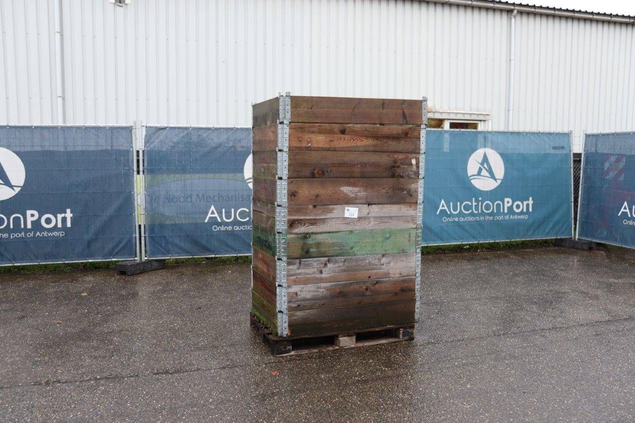 Batch of loading crates 