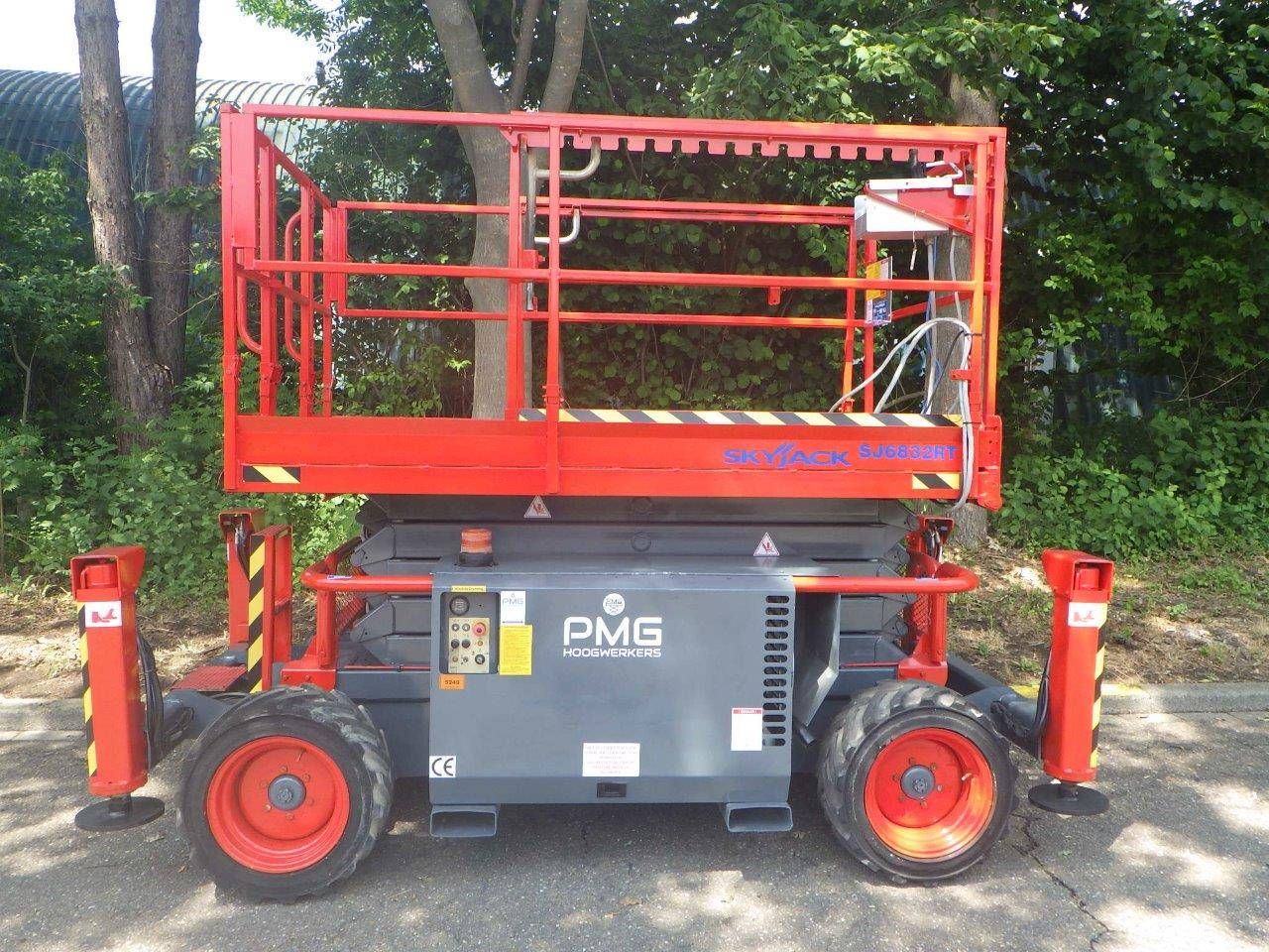 Scissor lift Rough terrain SkyJack SJ6832RT 11.75m 2015