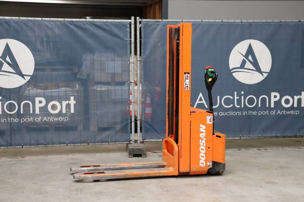 Stacker Doosan LEDS 12.5 S Electric 1250kg 2010