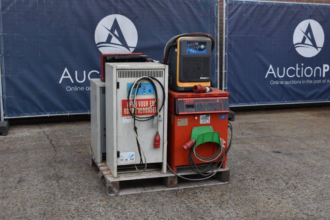 Beaucoup de chargeurs de batterie