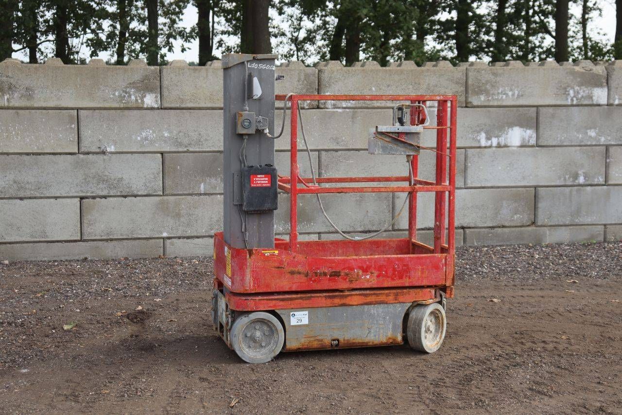 Piattaforma elevatrice elettrica a forbice Skyjack, portata 227 kg, altezza 5,6 m, anno 2014.
