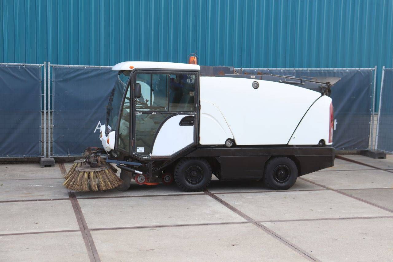 Spazzatrice diesel compatta Johnston