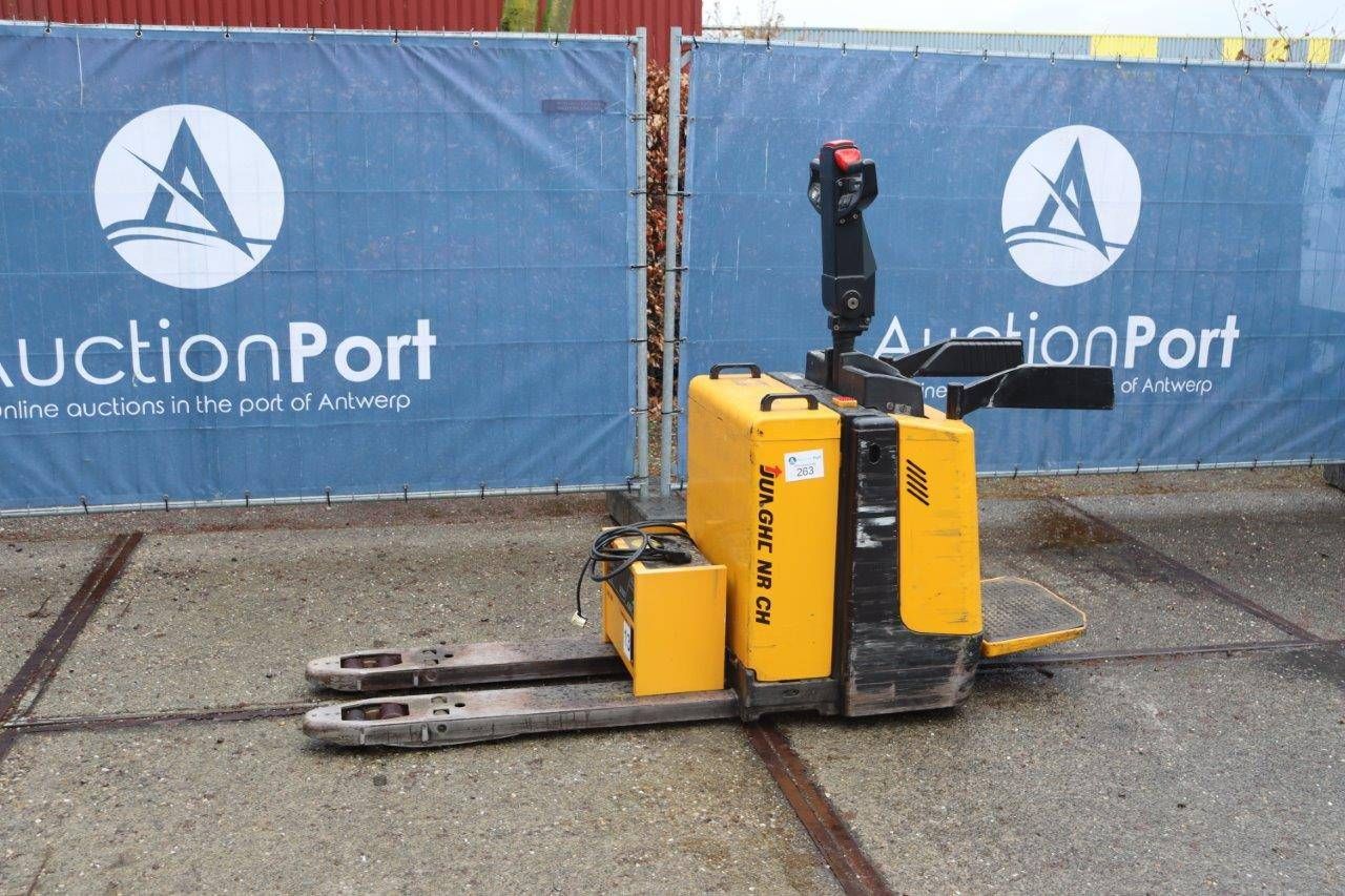 Multi-row pallet truck Jungheinrich Electric