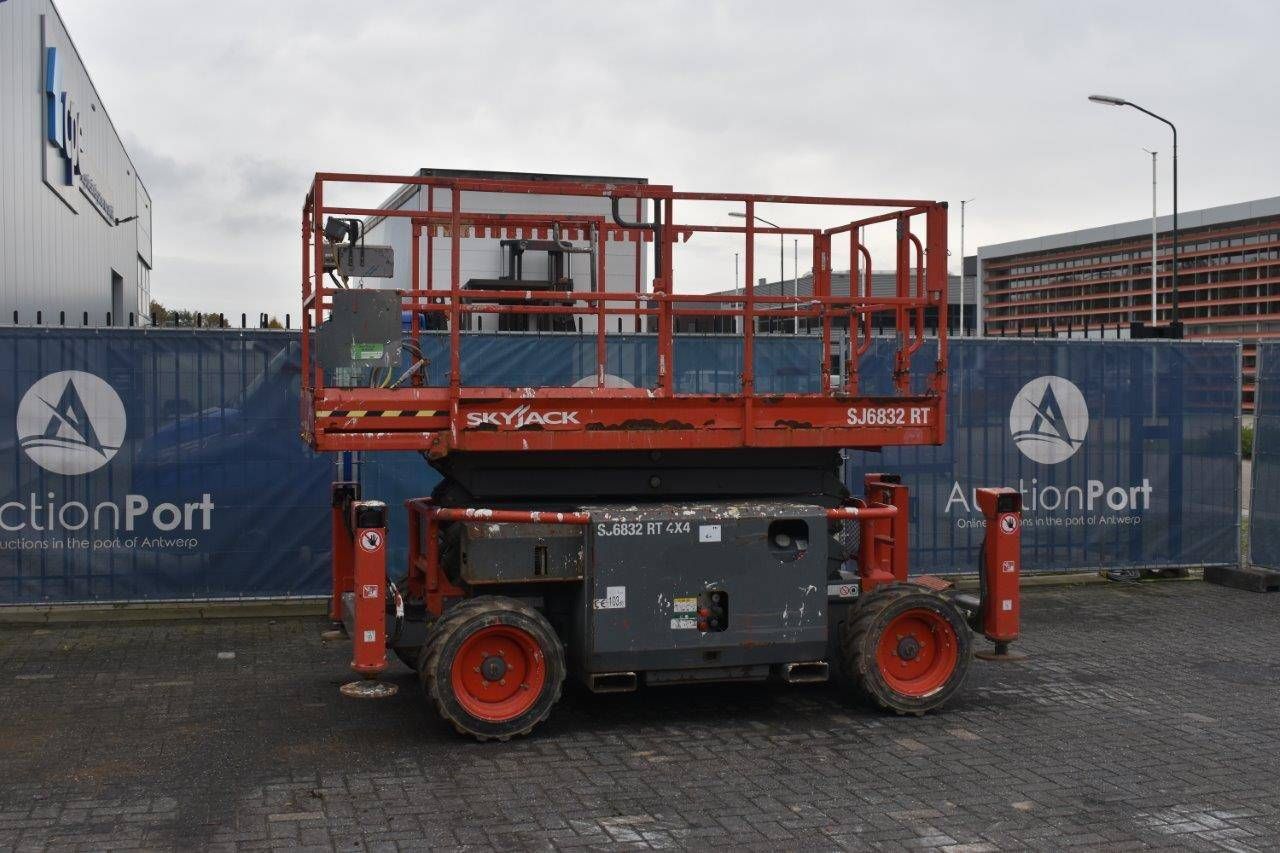 Scissor lift SkyJack SJ6832RT Diesel 9.7m