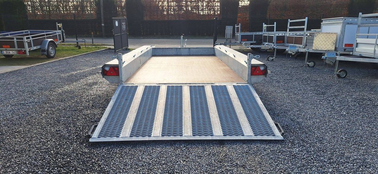 Machinetransporter X-tra Triple-Axle Flatbed Trailer