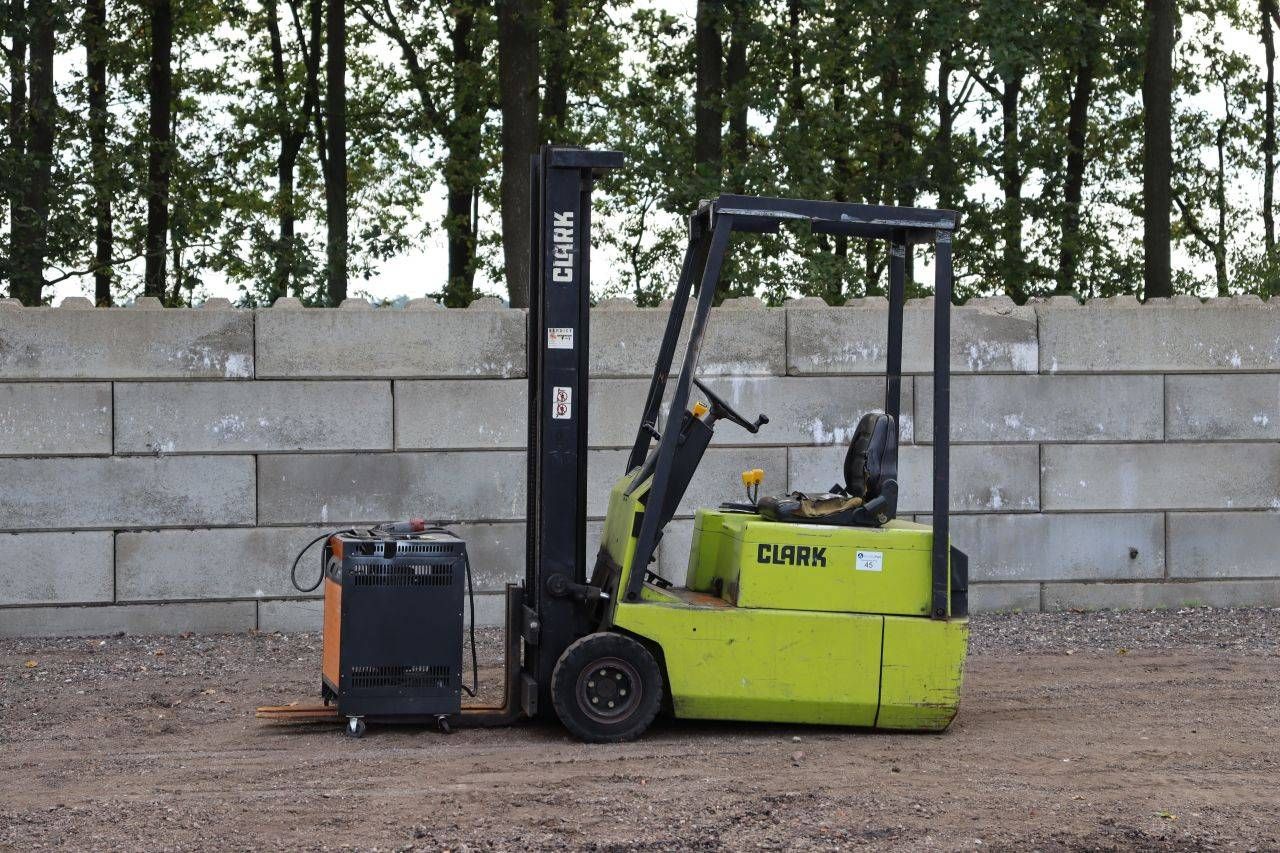 Carrello elevatore elettrico Clark TM15N, portata 1500 kg, altezza di sollevamento 3,7 m, anno 1994.