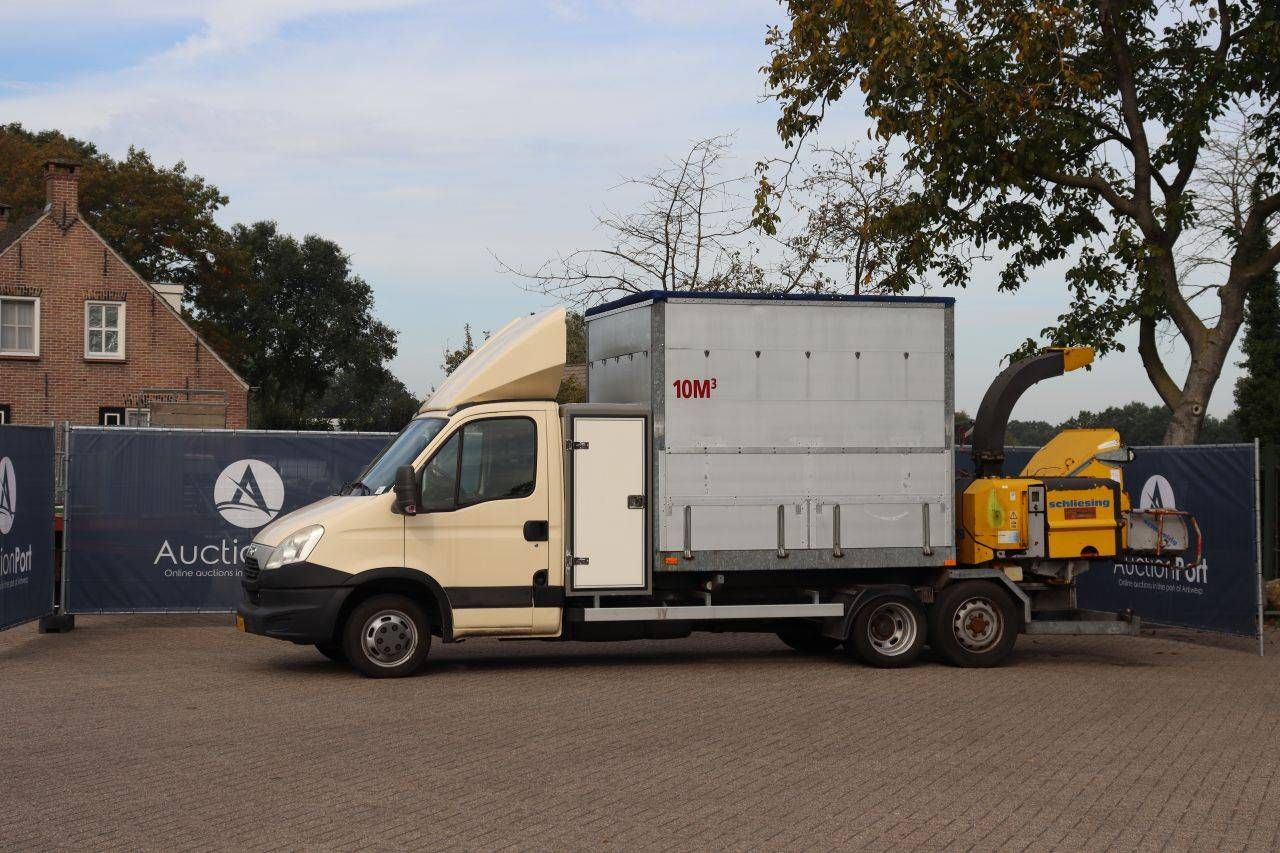 Bestelwagen Iveco 40C15 Diesel 146pk 2015 Met Aanhangwagen Veldhuizen en Houtversnipperaar Schliesing