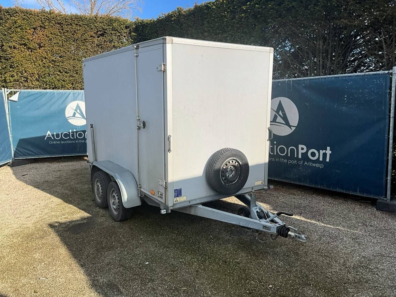 Closed Trailer Saris 2000kg 302x150x182cm