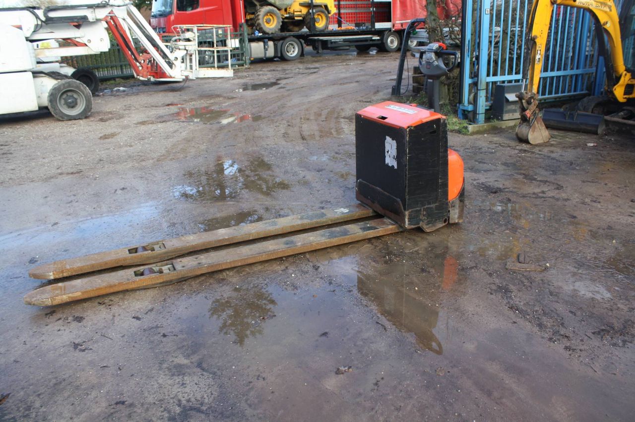 Pallet truck BT LWE200 Electric