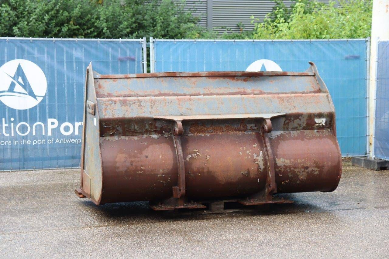 Volvo L60 to L120 box with underscrew blade