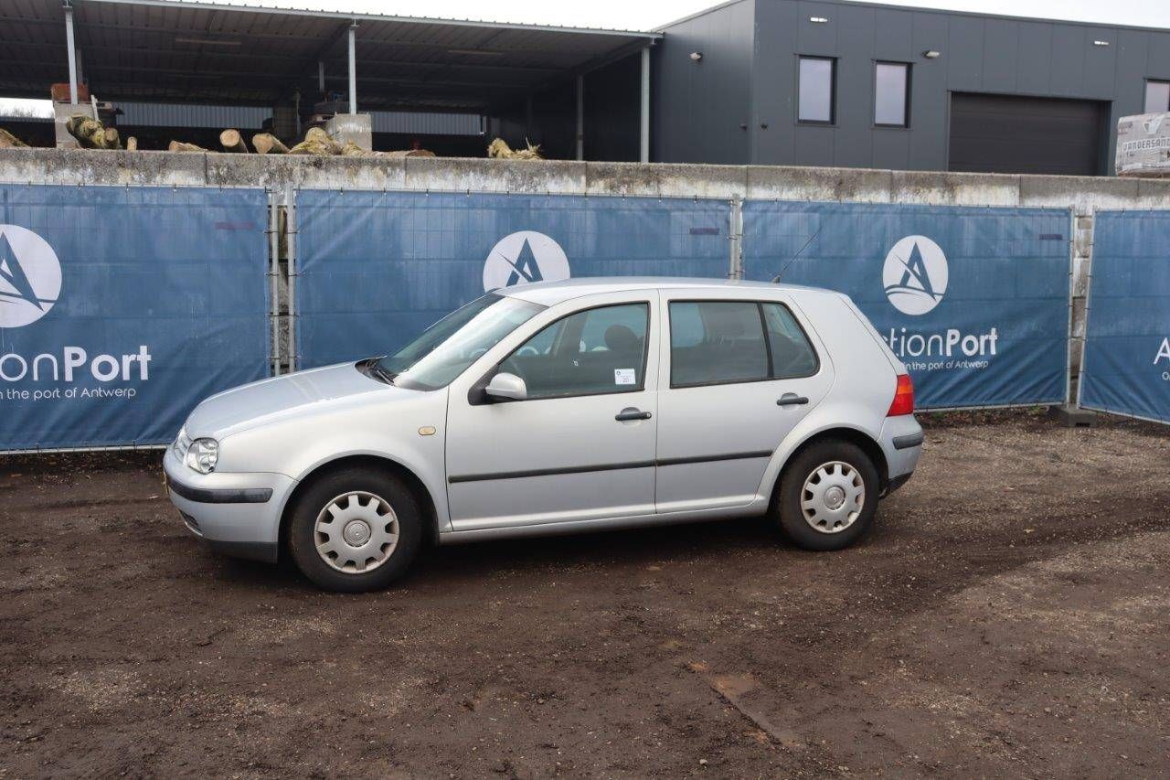 Volkswagen Golf 1.6 Petrol 101hp 1999