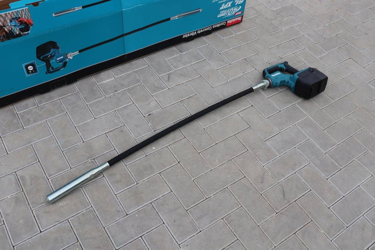 Agulha vibratória para concreto Makita VR004GZ, nova, na caixa.
