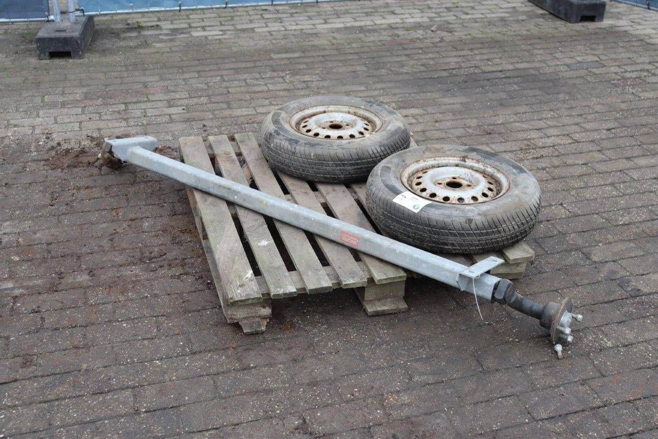Torsion axle with 2 tires 165/80R13 83N